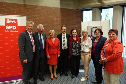 Von links: Oberbürgermeister Kessing, Altkreisrat Siegbert Hörer, Ilse Rohr geb. Mommer, Kreisvorsitzender und Bundestagskandidat Macit Karaamehtoglu, vom Mommer-Team Erika Pudleiner, Veronika Sonntag und Elke Kogler, Laudatorin und AsF-Landesvorsitzende Andrea Schiele.