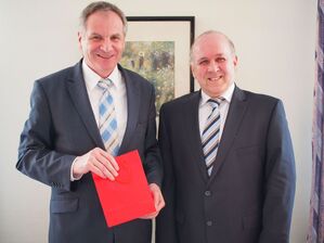 Der Innenminister von Baden-Württemberg Reinhold Gall mit dem SPD-Landtagskandidaten Egon Beck