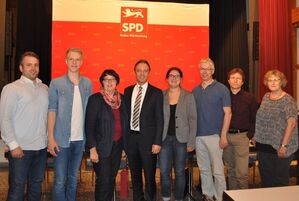 Der neu gewählte SPD Kreisvorstand mit Macit Karaahmetoglu (vierter von links) und Hanna Wälzel-Köster (rechts)