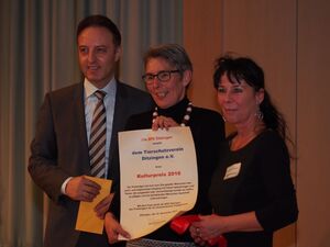 Gisela Mayer u. Birgit Kordisch nehmen für den Tierschutzverein den SPD-Kulturpreis entgegen.