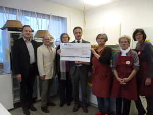 Herr Dekan Zimmermann, P. Czienskowsky, H. Wälzel-Köster, M. Karaahmetoglu, R. Fuchs und zwei ihrer Mitstreiterinnen