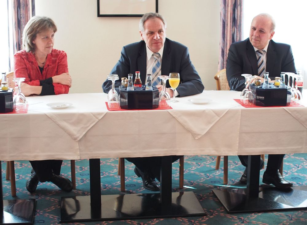 Die SPD-Fraktionsvorsitzende Sabine Roth, Innenminister von Baden-Württemberg Reinhold Gall und der SPD-Landtagskandidat Egon Beck